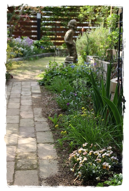 楽しいレイアウト 東のボーダー花壇と奥のシェード Miyorinの秘密のお庭