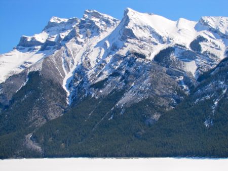 まだ雪と氷の世界のままの『レイク・ミネワンカ』Lake Minnewanka_b0051109_841344.jpg