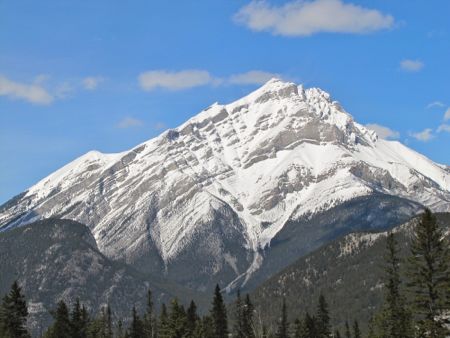 まだ雪と氷の世界のままの『レイク・ミネワンカ』Lake Minnewanka_b0051109_8581979.jpg