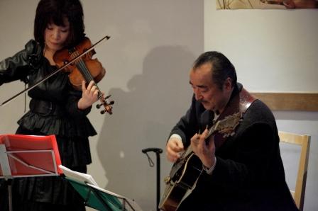 今夜(4/25)はピンクボンゴのギター宮崎カポネさんとジプシーヴァイオリン竹内真知さんDUOです! _d0115919_222982.jpg
