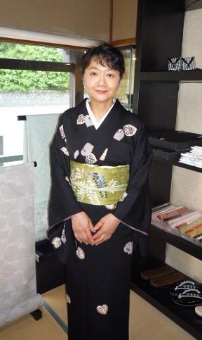 野田淳子さん・すてきな葵の小紋に藤の刺繍帯。_f0181251_17324029.jpg