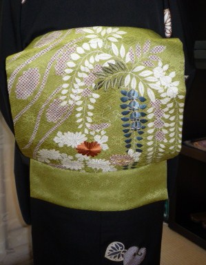 野田淳子さん・すてきな葵の小紋に藤の刺繍帯。_f0181251_1734286.jpg