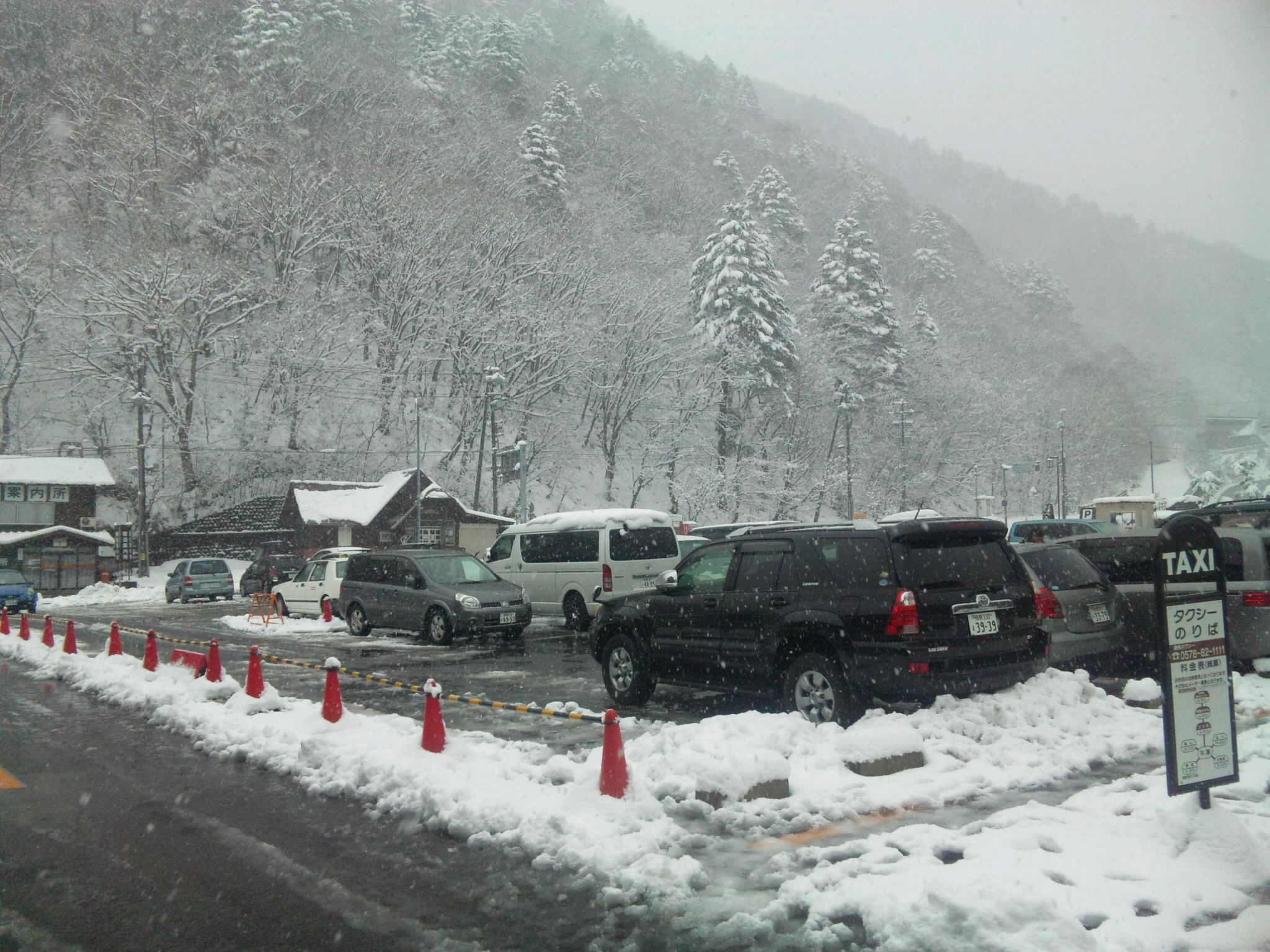 平湯温泉のパーキングエリアでトイレ休憩中_b0217391_11473634.jpg