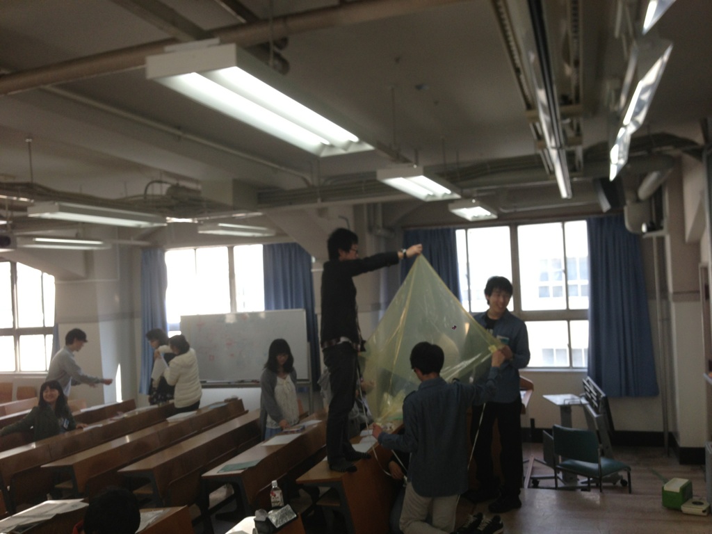 2013/04/27 4階から卵を落としても割れない装置をつくろうってコンテスト@東工大_f0240709_19145863.jpg