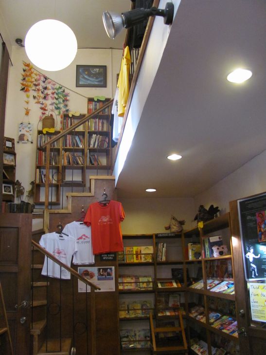 フィリピン人のアイデンティティー、バギオ周辺の山岳地域の歴史、言語を学ぶのなら　この書店_a0109542_2334398.jpg