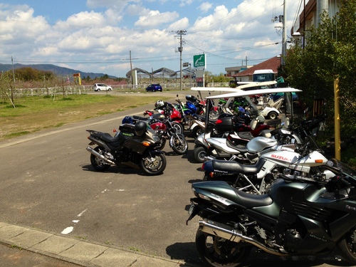 ミツバチはっち大集合 ライダーズピットまるせい果樹園_c0261447_21502235.jpg