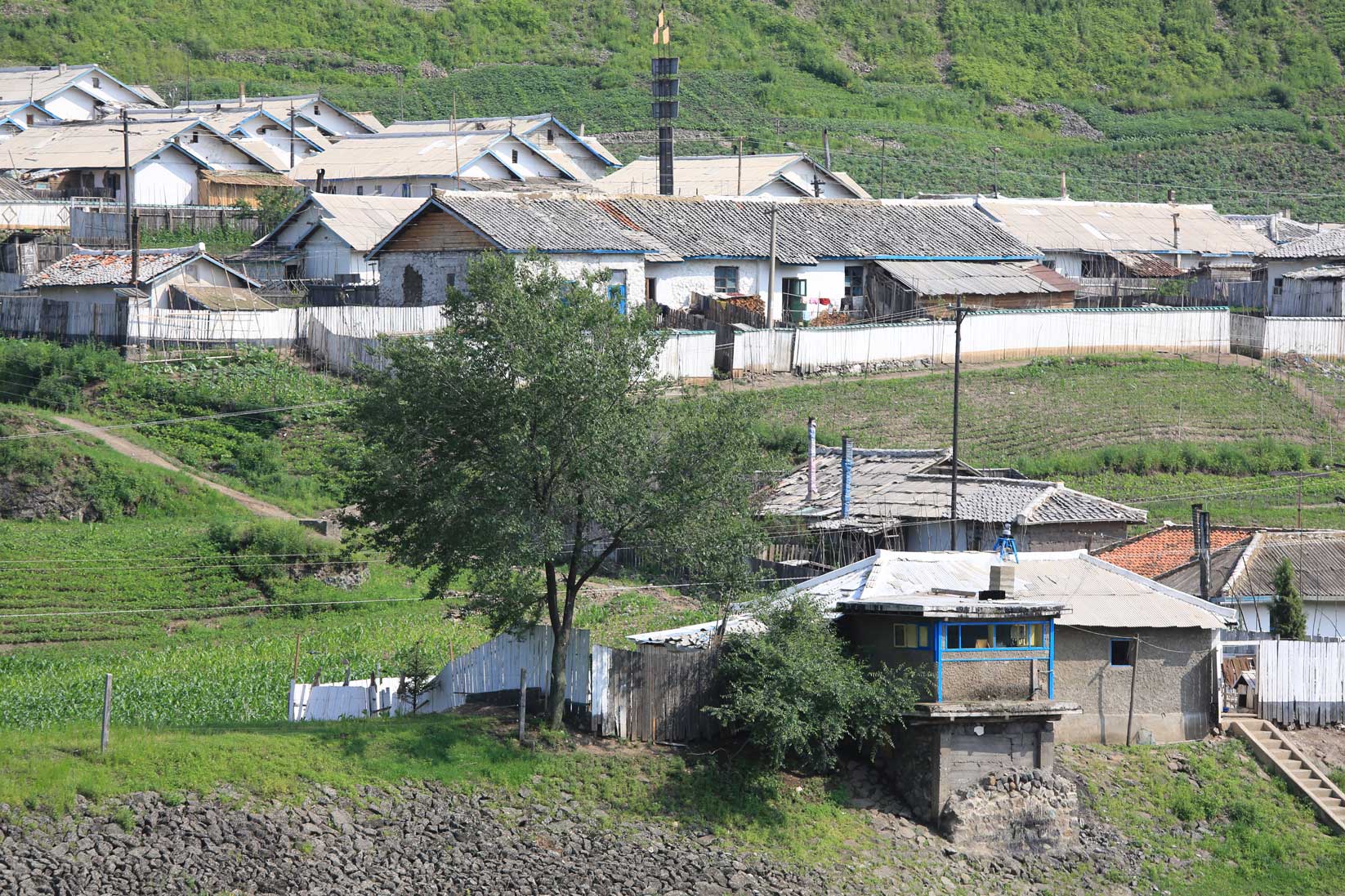 中朝最深部、長白鎮鴨緑江沿いから見た北朝鮮の村_b0235153_1355655.jpg