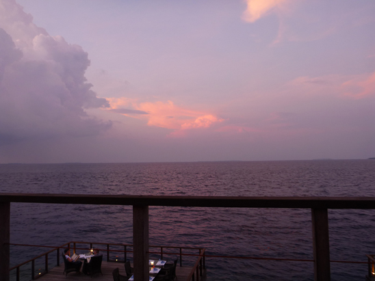 Dusit Thani Maldives デュシタニ・モルディブ 2013 - 28　Sala Barで夕暮れを_c0147790_2361888.jpg