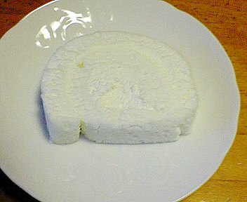 石屋製菓：「白いロールケーキ」ほんと～に真っ白！そしてホワイトチョコのクリームが美味♪_c0014187_23822100.jpg