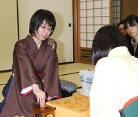 里見香奈女流名人、女王獲得で史上初５冠_b0064113_22411858.jpg