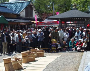 2013年　倶利迦羅さん八重桜まつり　厄除け念仏赤餅つき_c0208355_10945.jpg