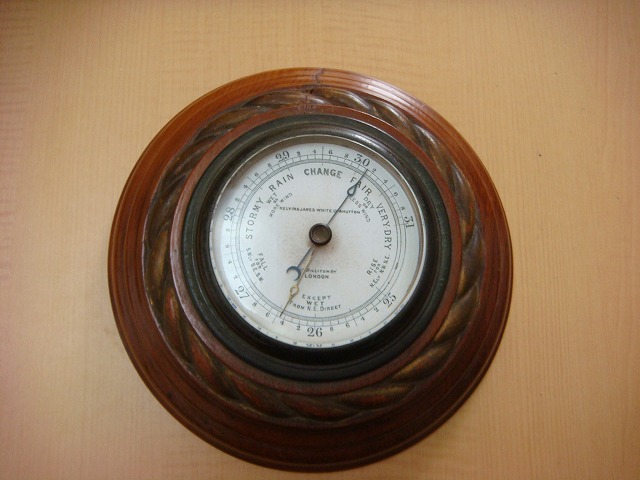 アンティークなイギリス製の気圧計 : アンティーク（骨董） テンナイン