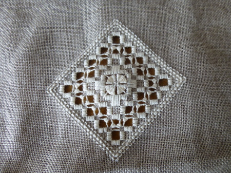 今度はハーダンガー刺繍を_f0127679_1135405.jpg