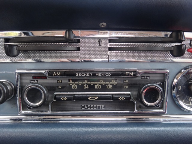 Vintage car radio_b0195093_850714.jpg