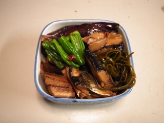 ゴールデンウィークという派手な名前の時期に、地味に煮物を作るあまのじゃくさ。_d0057843_10143392.jpg