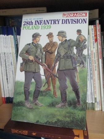 Dragon 6344 [1939年ポーランド、第28歩兵師団のドイツ兵とポーランド兵捕虜]_c0000507_1984157.jpg