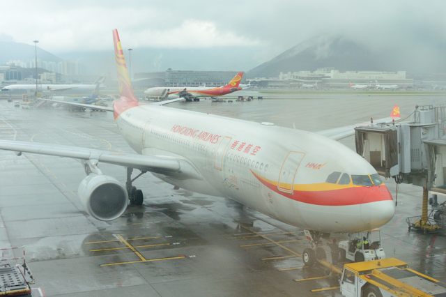 雨の香港国際空港で飛行機撮影＠V2_c0081462_20165141.jpg