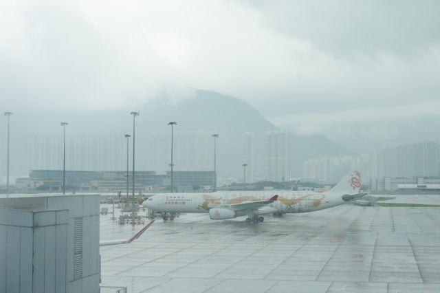 雨の香港国際空港で飛行機撮影＠V2_c0081462_20171315.jpg