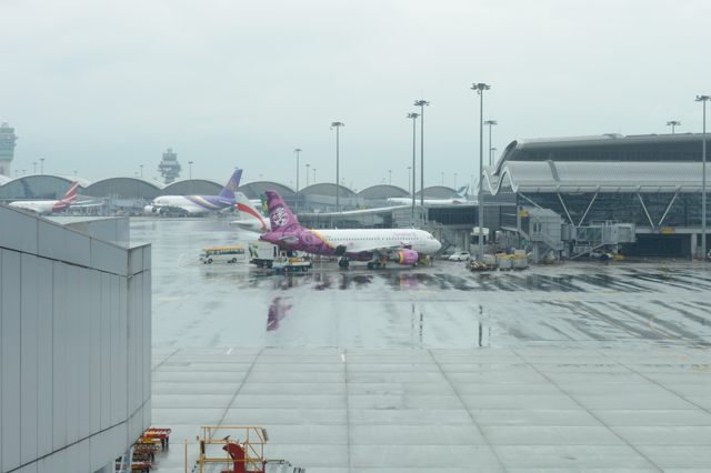 雨の香港国際空港で飛行機撮影＠V2_c0081462_2018171.jpg