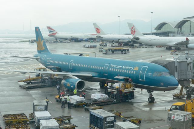 雨の香港国際空港で飛行機撮影＠V2_c0081462_20185956.jpg