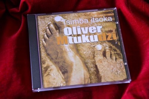 Oliver Mtukudzi | Bio & Discs (1) : \"Tsoka Itsimba\"_d0010432_1459402.jpg