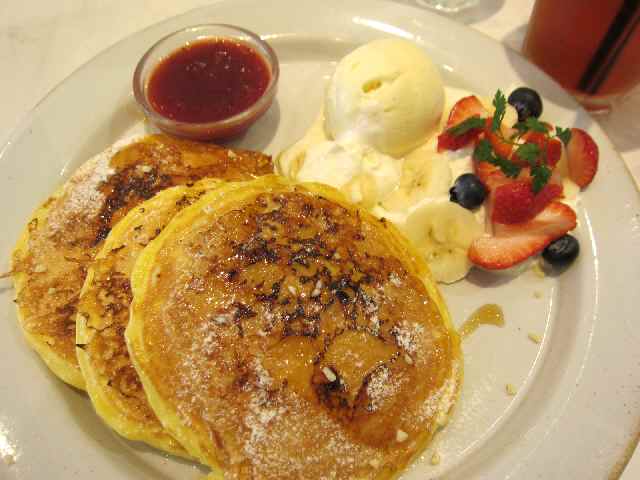 【「j.s.パンケーキカフェ」でストロベリーバナナフレンチパンケーキ】_c0042960_18132745.jpg