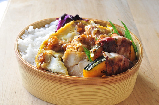 唐揚げの親子丼弁当_b0171098_8124319.jpg