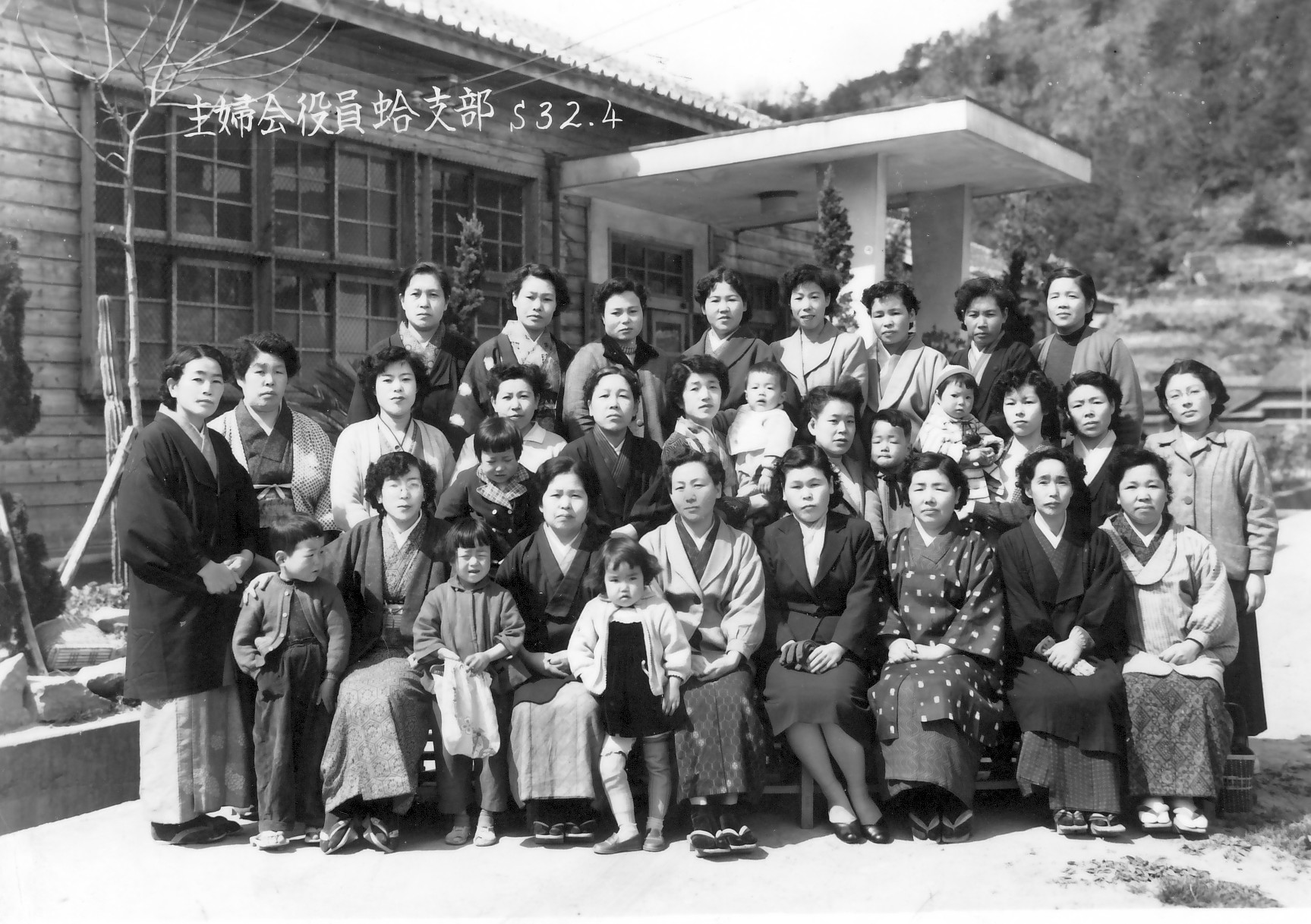 昭和30年代の人々の暮らし Amazon.co.jp: 昭和30年代の日本・家族の生活 2 都会のくらし [DVD] : ドキュメンタリー映画, ドキュメンタリー映画,  青山通春, 金子精吾, 大橋秀雄: DVD