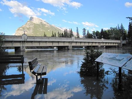 バンフに架かる橋『ボウ・リバーブリッジ』の様子＆歴史 　　The Bow River Bridge_b0051109_8381970.jpg