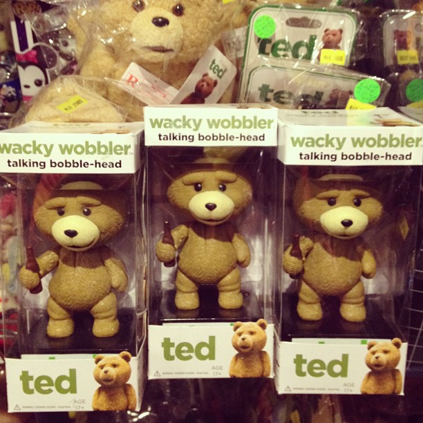 いけない発言をするテディベア「映画 ted（テッド）」の新商品