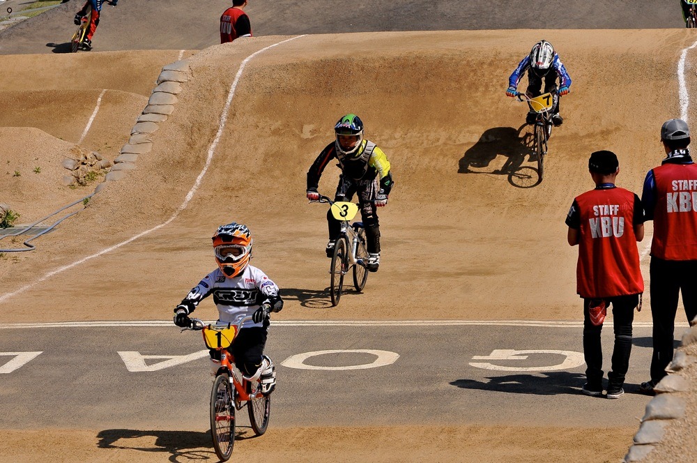 JBMXFシリーズ第1戦（西日本シリーズ第1戦）VOL21：ボーイズ１１〜１２歳 準決勝_b0065730_1420072.jpg
