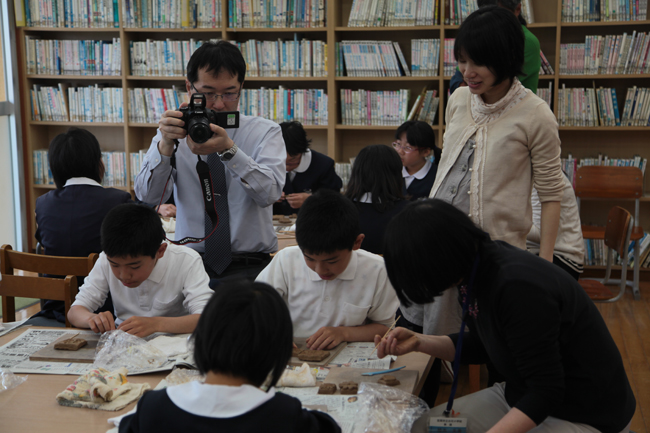 イヌ用タイルの作り方 in 白石島の学校_b0052471_042986.jpg