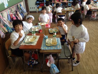 2年生、給食_b0211757_12324134.jpg