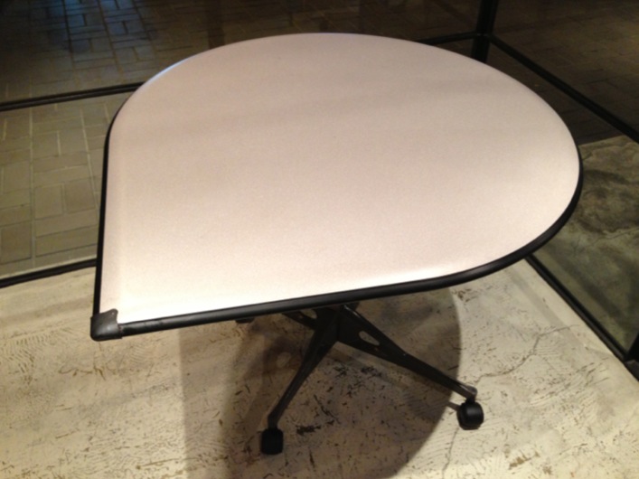 様々な企業からデザインオファー受ける重要人物！！Herman Miller TearDrop  Relay Table!!(大阪アメ村店)_c0078587_2385116.jpg