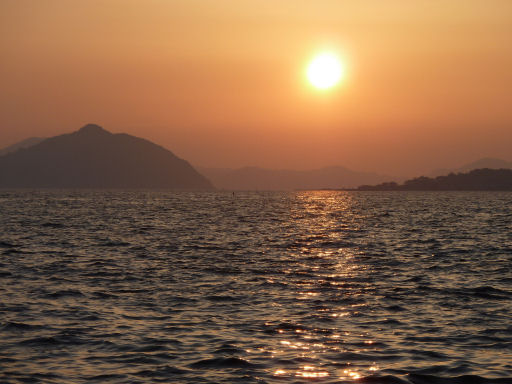 博多湾に沈む夕陽_b0017504_2381929.jpg
