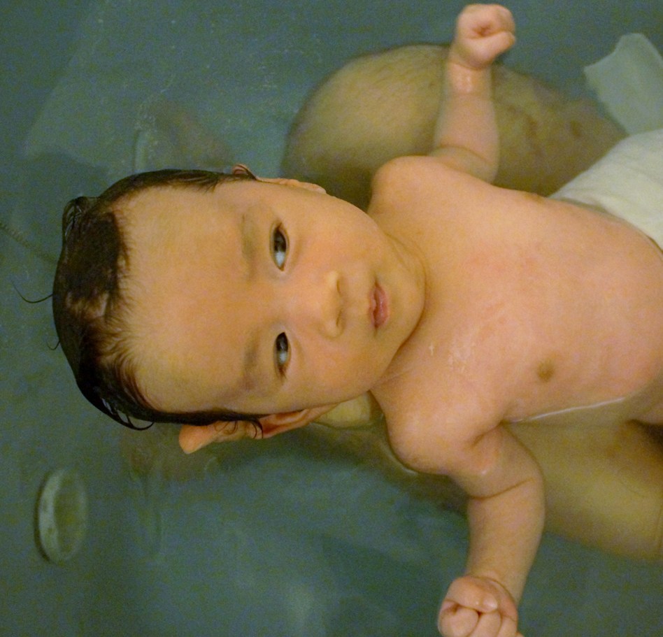 一緒にお風呂に入るようになって3日目、生後一ヶ月と十日のあかちゃんももう余裕の表情です。_f0006713_214255100.jpg