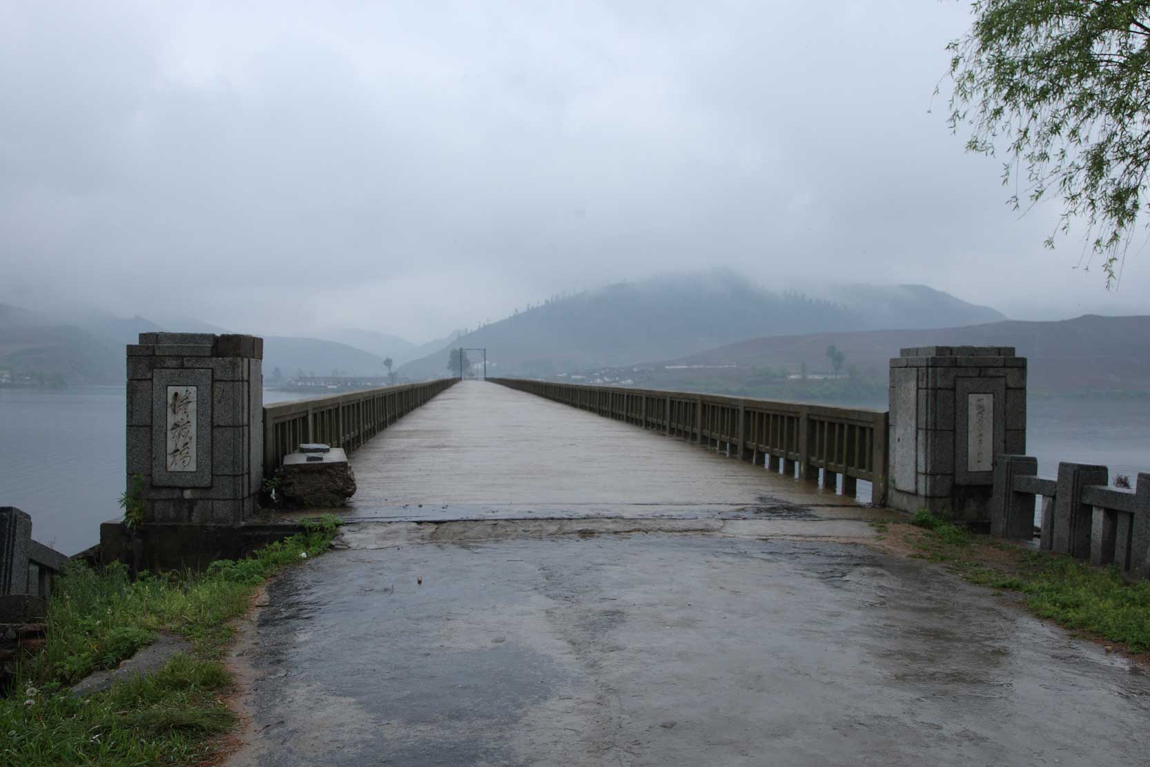 19世紀の近代絵画のような風景～河口断橋の対岸にみる北朝鮮_b0235153_2253442.jpg