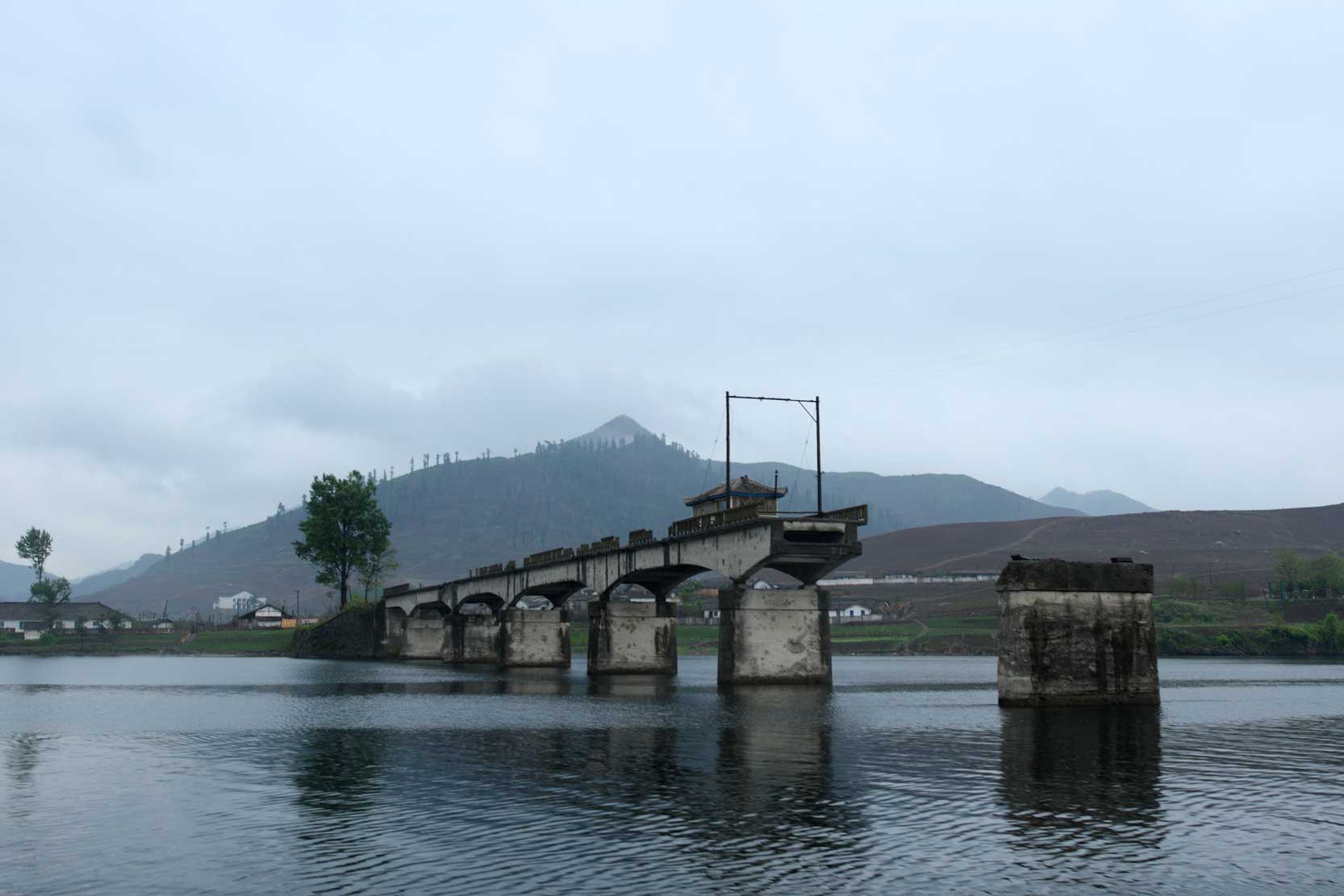 19世紀の近代絵画のような風景～河口断橋の対岸にみる北朝鮮_b0235153_22573772.jpg
