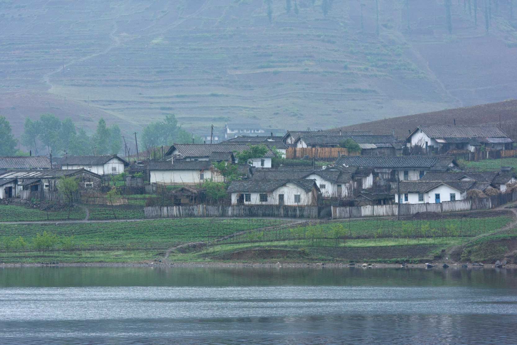 19世紀の近代絵画のような風景～河口断橋の対岸にみる北朝鮮_b0235153_22574868.jpg