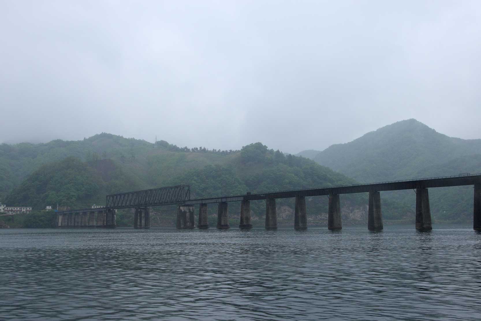 丹東よりずっと面白い河口断橋の遊覧ボート_b0235153_0215034.jpg