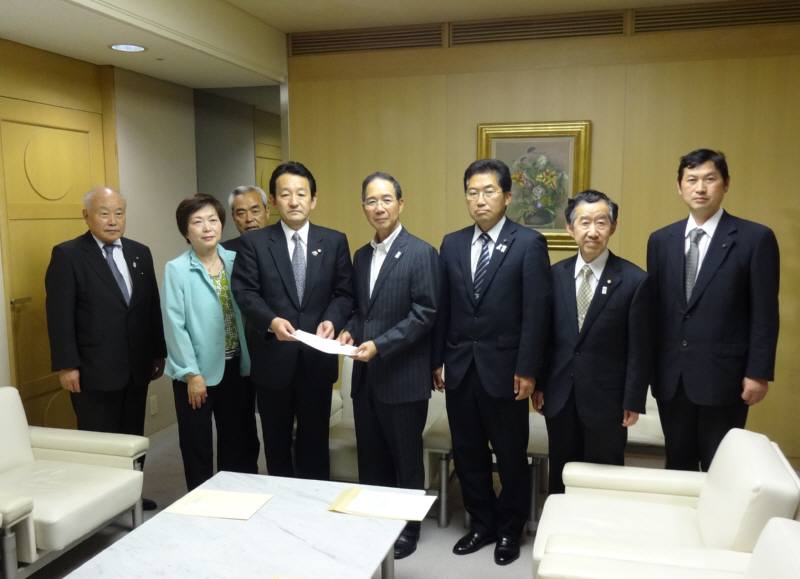 東京都に西武線存続の要望決議を手渡し_f0059673_23402232.jpg