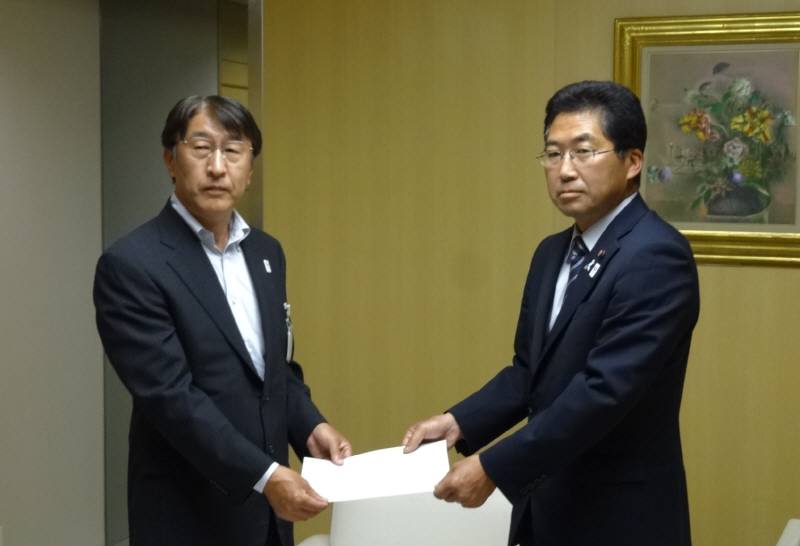 東京都に西武線存続の要望決議を手渡し_f0059673_23403421.jpg