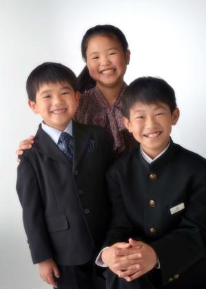子供さん二人がそれぞれ入学の春....家族写真を...._b0194185_2363786.jpg