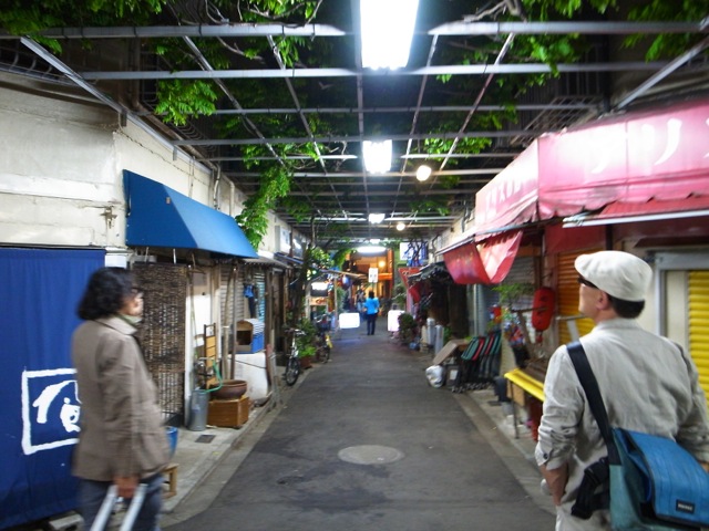 浅草の夜１０時半はしっかり夜なのだ。_d0057843_2120530.jpg