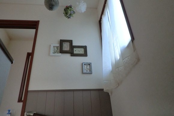階段踊り場の窓に☆リネンとレースのカーテン作りました＊ : とことん 