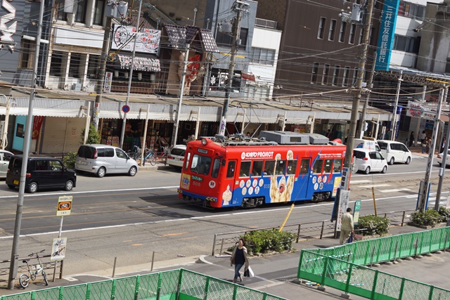 大阪の街に阪堺電車、お洒落で可愛い阪堺電車、幸福を運ぶ阪堺電車、アクティブな安倍総理の姿勢応援します_d0181492_2235341.jpg