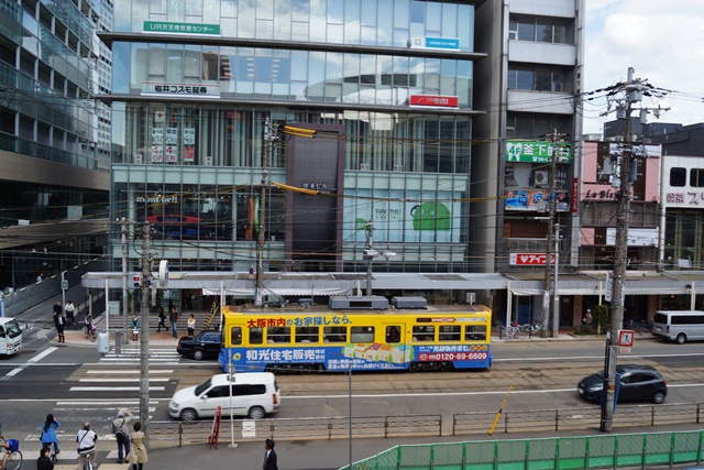 大阪の街に阪堺電車、お洒落で可愛い阪堺電車、幸福を運ぶ阪堺電車、アクティブな安倍総理の姿勢応援します_d0181492_2255046.jpg