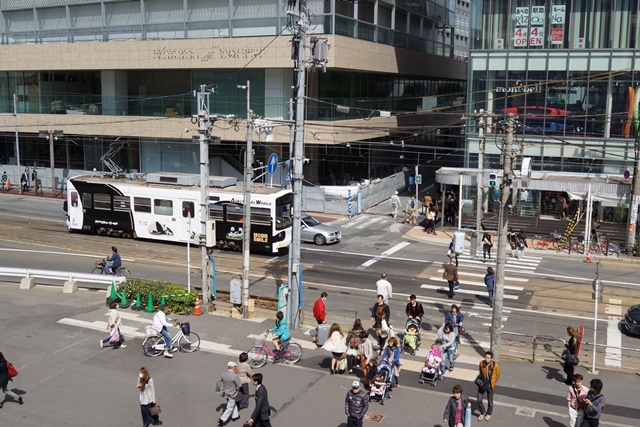 大阪の街に阪堺電車、お洒落で可愛い阪堺電車、幸福を運ぶ阪堺電車、アクティブな安倍総理の姿勢応援します_d0181492_227668.jpg