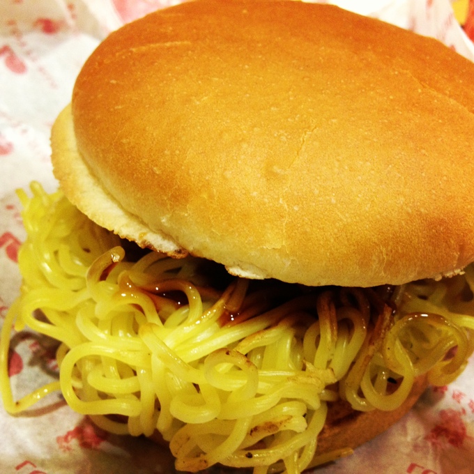 ロッテリアと麺屋武蔵のコラボ、「ラーメンバーガー」なるものを食べてみた。_e0173239_20373912.jpg
