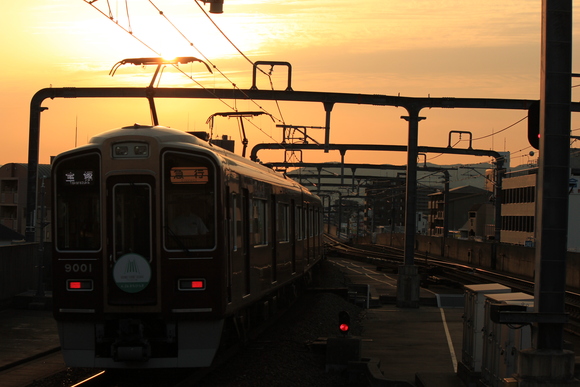 阪急　豊中駅　夕方・・・_d0202264_18564143.jpg